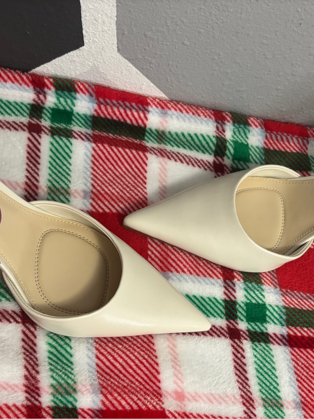 Women's Pointed Toe Slip-On Mules in Cream